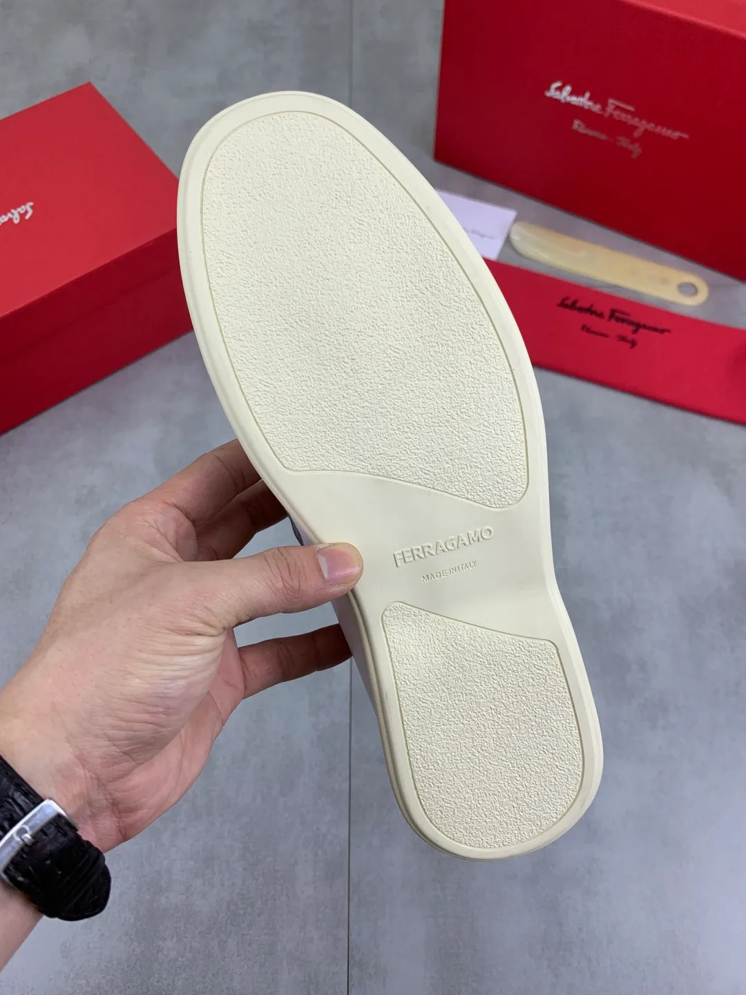 Men's Men's Shoes 💰P580💰[New Style] Water-dyed Niuli 🆘[Salvatore Ferragamo] Ferragamo's latest casual business leather shoes for men! Listed simultaneously! The fabric is made of specially imported original calfskin, and the interior is made of imported water-dyed cowhide. It is absolutely luxurious and leads the fashion trend. Matching code: 38-44 (45 and 46 can be customized) Black, brown and burgundy colors available